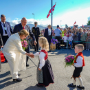 Kongeparet møter blomsterbarna Johannes Sætre og Tiril Mundal. Foto: Lise Åserud / NTB